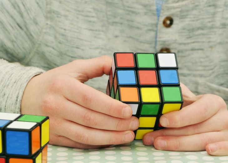 Rubikin kuution ratkaisu vain kahdella toistoliikkeellä